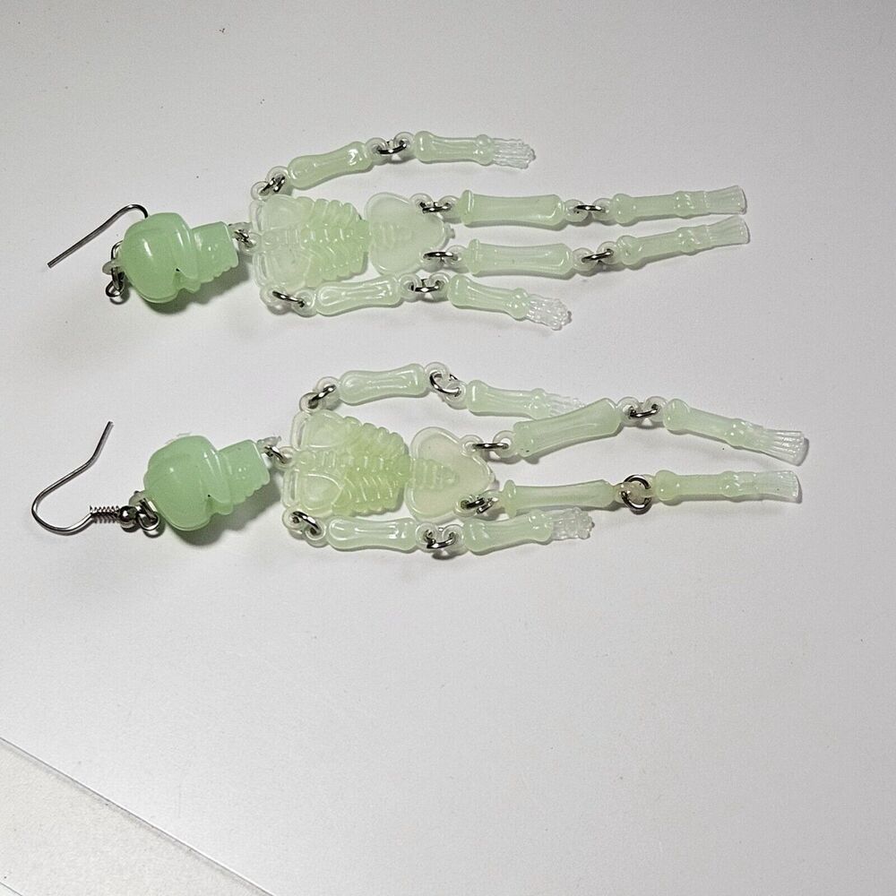 Glow in the dark skeleton earrings - Picture 10 of 12